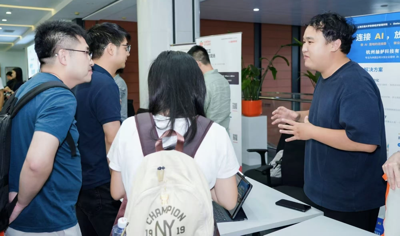 毛卫俊在展台介绍解决方案